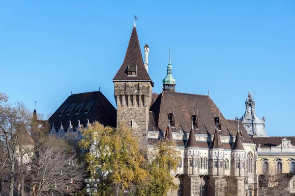 Die Malerische Burg Vajdahunyad Vor Blauem Himmel Budapest Ungarn — Stockfoto