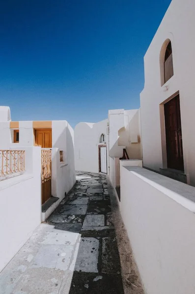Pionowe Ujęcie Alejki Pomiędzy Białymi Budynkami Thera Santorini — Zdjęcie stockowe