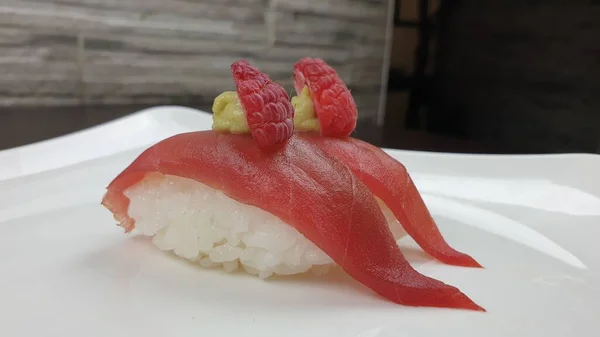 白い皿の上で寿司のクローズアップショット — ストック写真