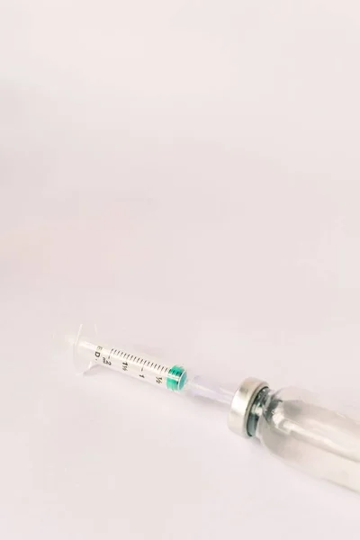 様々な医療機器 温度計 アンプル ピペット カプセル スプレー パッチ 注射器 白い背景にバイアル — ストック写真