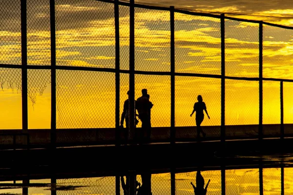 Silhouette People Sunset Exercising Edge Rio Vermelho Beach City Salvador — Stock Photo, Image
