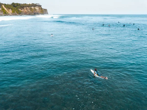 Uma Vista Aérea Pessoas Surfando Mar Com Falésias Verdes Horizonte — Fotografia de Stock