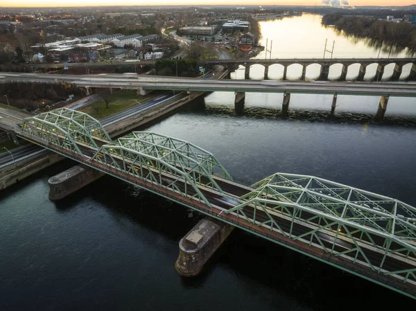 ニュージャージー州トレントン市で日の出に川にかかる吊り橋のドローンショット — ストック写真