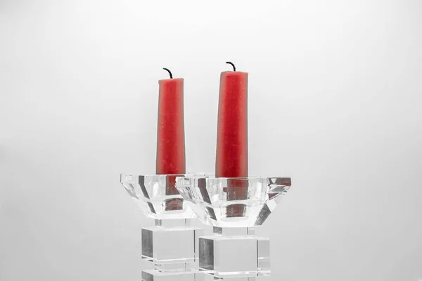 Een Close Van Twee Rode Kaarsen Heldere Glazen Kandelaars — Stockfoto