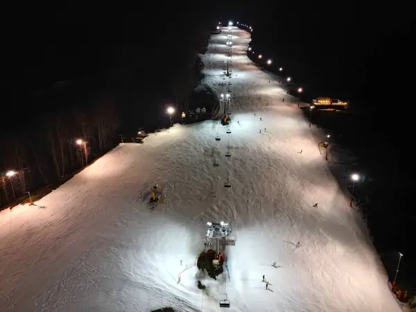 Een Skigebied Nachts Met Toeristen Genieten Van Extreme — Stockfoto