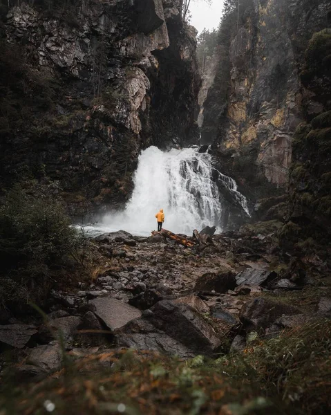 Vertikální Snímek Hypnotizujících Vodopádů Riva Dolomitech Jižním Tyrolsku Itálie — Stock fotografie