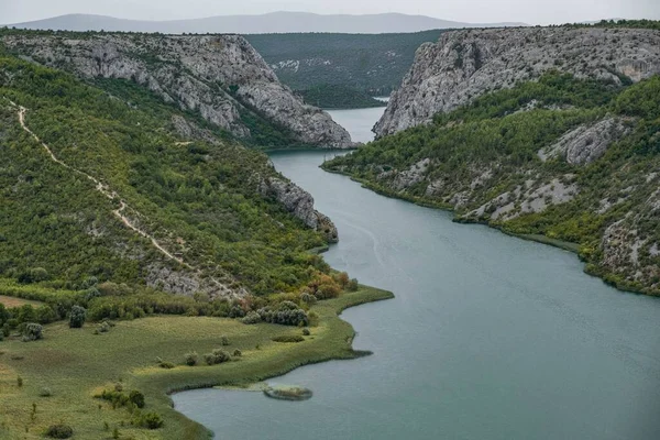 Widok Lotu Ptaka Piękną Rzekę Zrmanję Chorwacji Otaczający Krajobraz — Zdjęcie stockowe