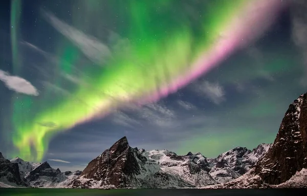 岩の形成の背後に空にノルウェーの北の光の風景 — ストック写真