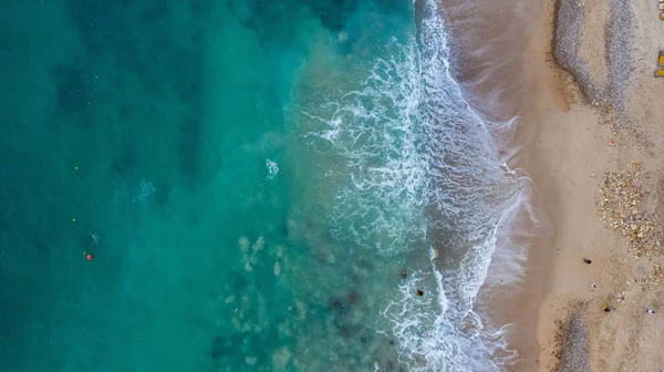 Eine Schöne Luftaufnahme Eines Meeres Mit Schäumenden Wellen Bei Sonnenaufgang — Stockfoto