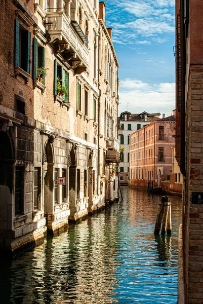 Eine Vertikale Aufnahme Eines Wasserkanals Der Zwischen Traditionellen Häusern Venedig — Stockfoto