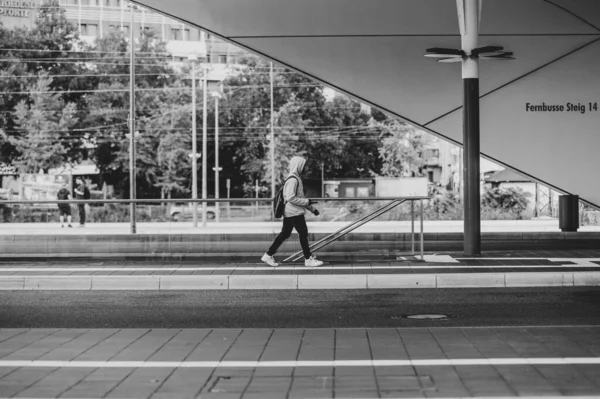 Uma Escala Cinza Homem Estação Ônibus Pforzheim — Fotografia de Stock