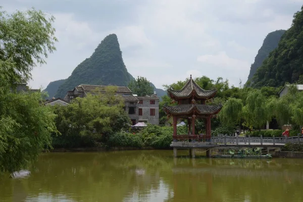 Uma Bela Vista Arquitetura Chinesa Com Lago Montanhas Fundo — Fotografia de Stock