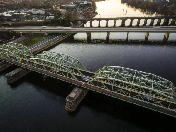 ニュージャージー州トレントン市で日の出に川にかかる吊り橋のドローンショット — ストック写真