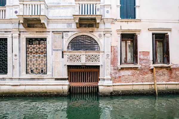 베네치아의 전통적 정면의 아름다운 — 스톡 사진