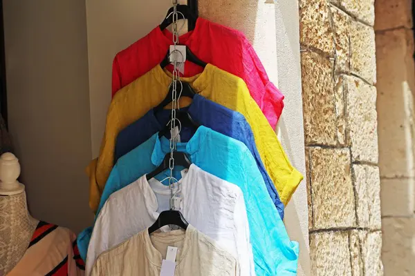 Las Coloridas Camisetas Venta Calle — Foto de Stock