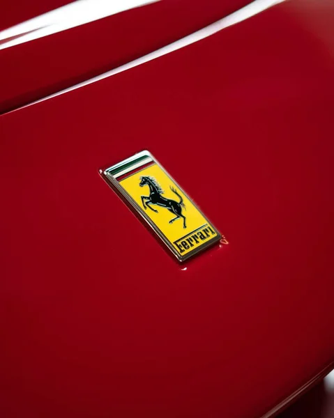 Ferrari Első Lökhárító Jelvény Egy Autókiállításon Belo Horizonte Ban Brazíliában — Stock Fotó
