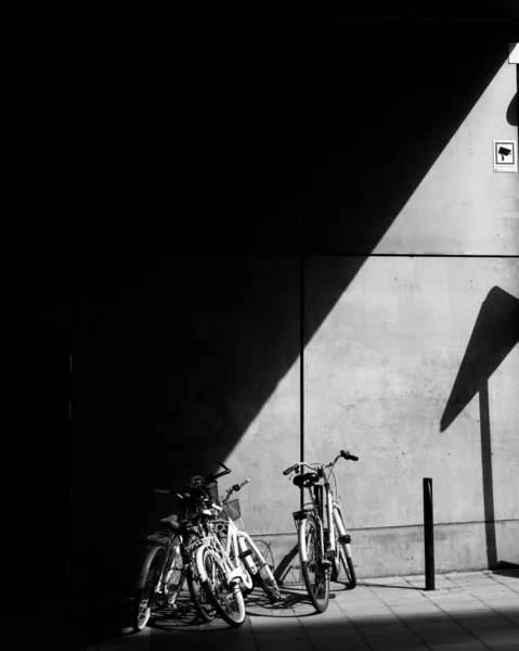 Vista Vertical Escala Grises Las Bicicletas Estacionadas Frente Pared Edificio — Foto de Stock