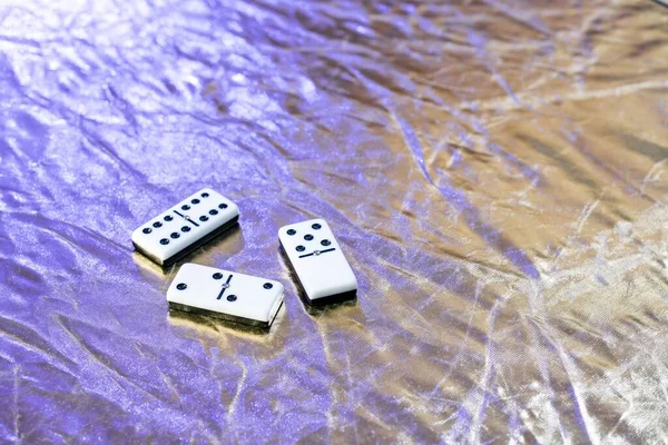 Les Tuiles Domino Sur Fond Argenté Brillant — Photo