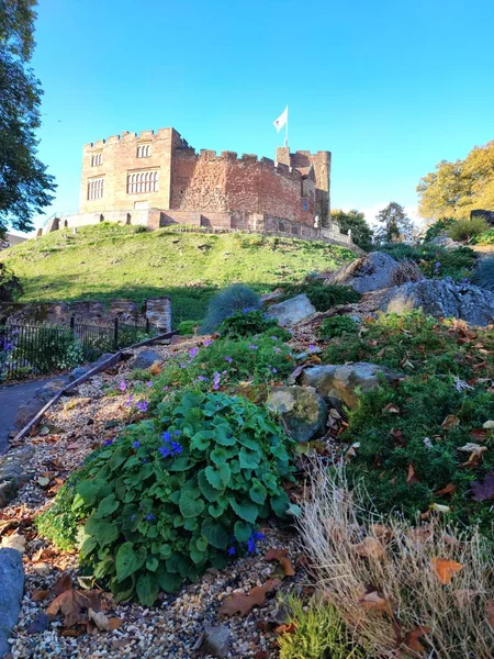 Pionowe Ujęcie Zielonego Ogrodu Przeciwko Tamworth Castle Anglii Słoneczny Dzień — Zdjęcie stockowe