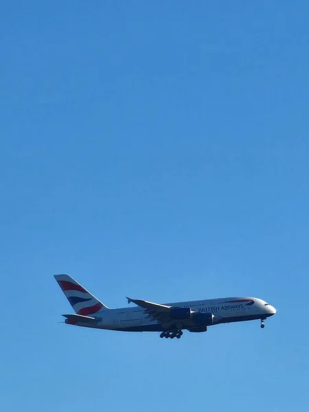Een Verticaal Schot Van Een British Airways Vliegtuig Een Blauwe — Stockfoto