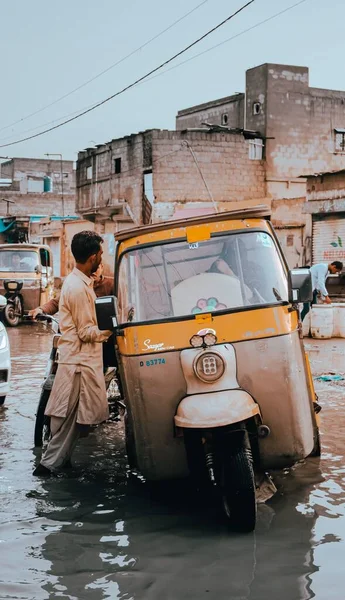 Een Rickshaw Vast Regenwater Main Jahangir Road Regen Karachi Pakistan — Stockfoto