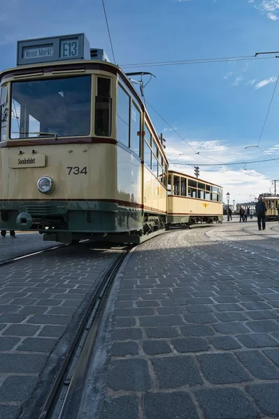Dresden Tarihi Merkezinde Şehir Caddesinde Klasik Bir Tramvay — Stok fotoğraf
