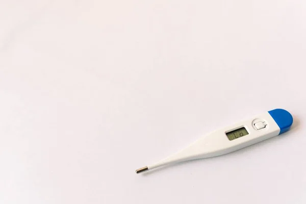 Thermomètre Isolé Sur Blanc Diagnostic Fièvre Concept Santé — Photo