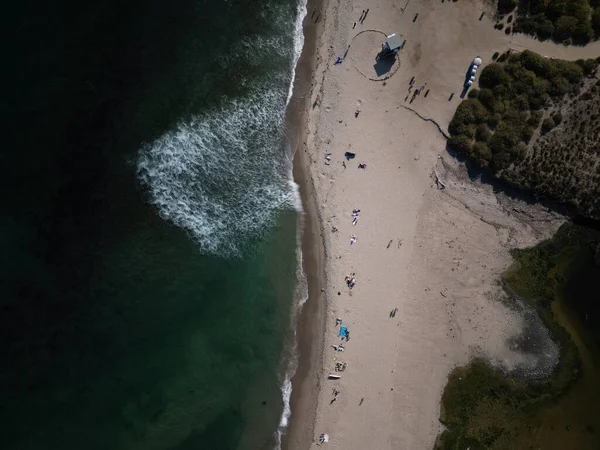 Una Toma Aérea Playa Con Las Olas Agua Rompiendo Orilla —  Fotos de Stock