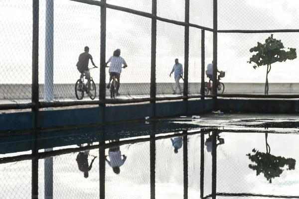 Cyklisté Projíždějící Kolem Okraje Pláže Rio Vermelho Salvadoru Bahia Pozdním — Stock fotografie