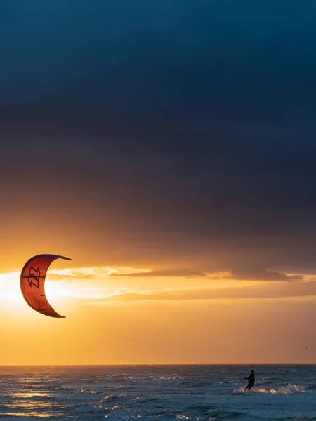Drak Surfař Severním Moři Během Západu Slunce — Stock fotografie