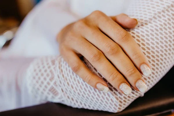 婚礼当天 一个拥有漂亮指甲的女人的亲密的手 — 图库照片
