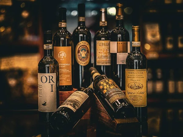 Setumpuk Botol Anggur Dari Berbagai Merek Italia Ditangkap Dalam Pengaturan — Stok Foto