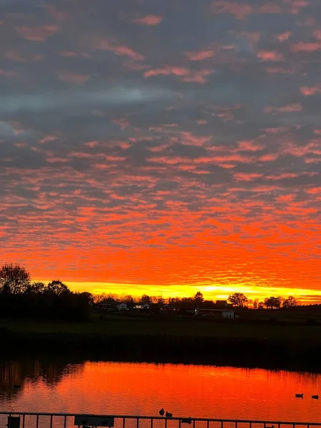 Eine Faszinierende Szene Orangefarbenen Bewölkten Himmels Über Reflektierenden Lakw Wih — Stockfoto