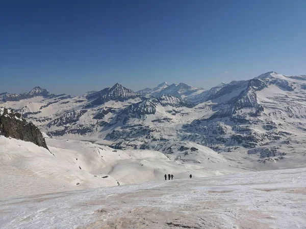 Cenário Dos Picos Montanha Cobertos Neve Com Caminhantes — Fotografia de Stock