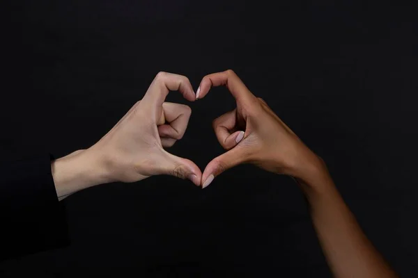 Dva Lidé Kteří Patří Různým Rasám Dělají Srdce Rukama — Stock fotografie