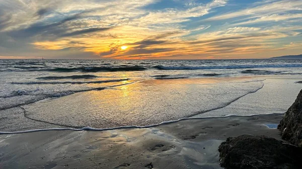 Chmury Wispy Wypełnić Zachód Słońca Nad Venice Beach Los Angeles — Zdjęcie stockowe