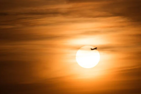 Прекрасный Снимок Силуэта Самолета Против Заходящего Солнца Золотой Час Эдинбурге — стоковое фото