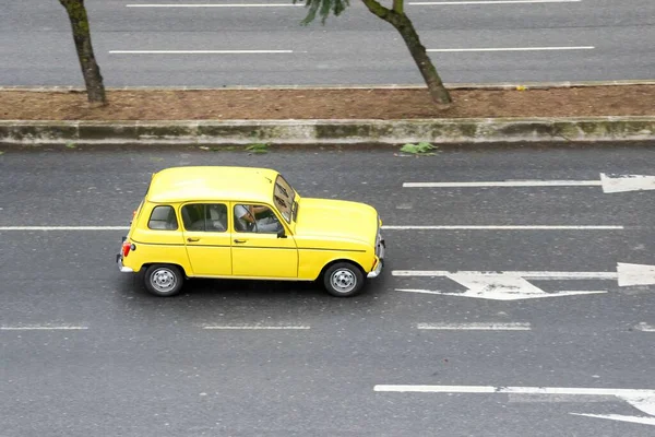 Historyczny Pojazd Producenta Renault Model Kolorze Żółtym — Zdjęcie stockowe