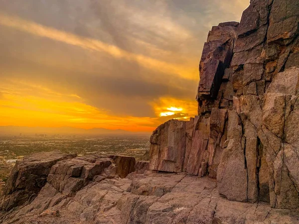 黄金の夕日の町や岩の美しい景色 — ストック写真