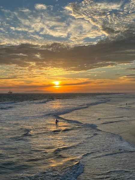 Gün Batımında Huntington Sahili Nde Yüzmeye Hazırlanan Bir Sörfçünün Dikey — Stok fotoğraf