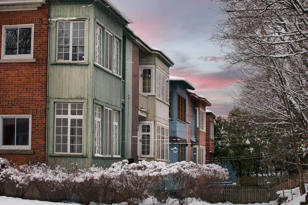 Färgglada Gamla Hus Ndg Grannskapet Vintern Slutet Eftermiddagen Montreal Quebec — Stockfoto