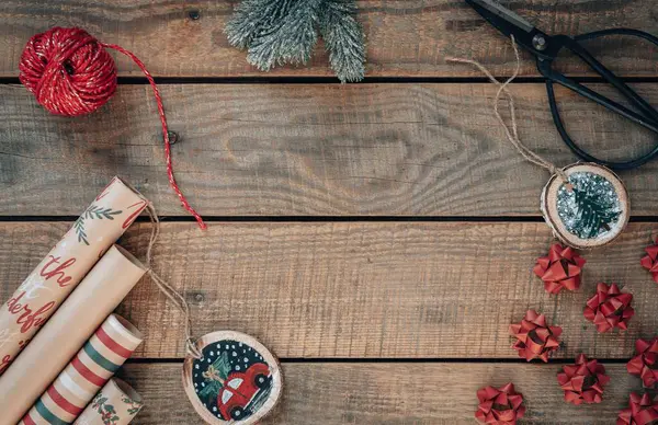 Top Pohled Vánoční Pozadí Ornamenty Balicí Papír Kopírovat Prostor Dřevěných — Stock fotografie