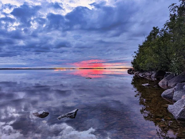 Красивое Озеро Каменистым Берегом Закатном Небе — стоковое фото