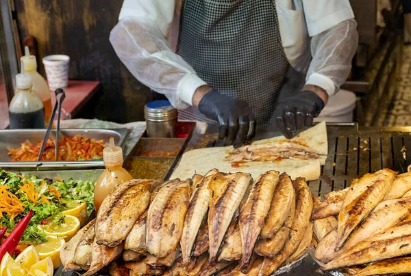Mężczyzna Przygotowujący Smaczne Burrito Rybami Targu — Zdjęcie stockowe