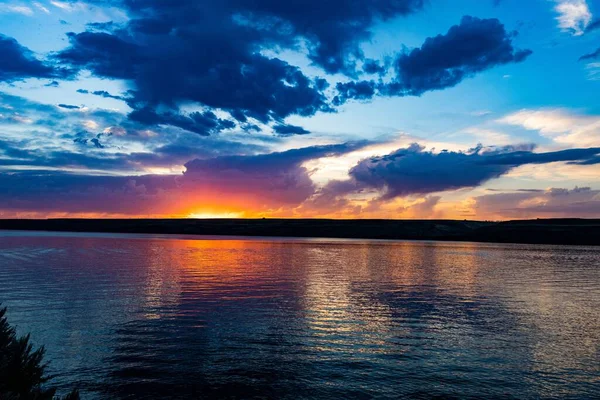 Μια Όμορφη Φωτογραφία Της Λίμνης Κατά Διάρκεια Του Ηλιοβασιλέματος — Φωτογραφία Αρχείου