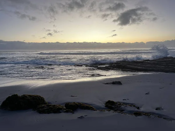 Een Prachtig Zandstrand Met Spetterende Golven Van Zee Achtergrond Bij — Stockfoto