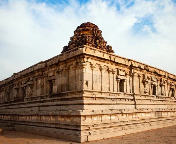 ハンピ族は インド南部のカルナータカ州にある古代の村である Vijayanagara帝国から多くの荒廃した寺院複合体が点在しています — ストック写真