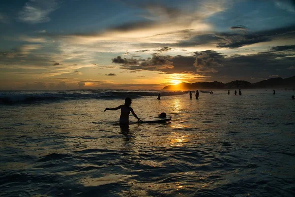 Uma Bela Silhueta Pessoas Nadando Mar Durante Pôr Sol — Fotografia de Stock
