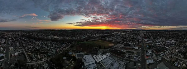 Panoramiczny Widok Powietrza Dzielnicę Mieszkalną Podczas Zachmurzonego Złotego Zachodu Słońca — Zdjęcie stockowe
