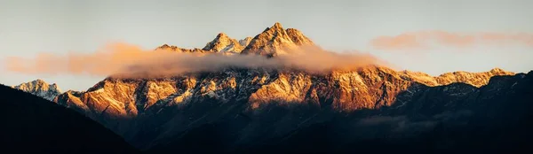 Scénický Panoramatický Snímek Dolomit Itálii Při Západu Slunce Mraky Zakrývajícími — Stock fotografie